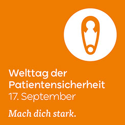 Orange Kachel mit weißer Aufschrift "Welttag der Patientensicherheit 17. September Mach dich stark." und einer Sicherheitsnadel.