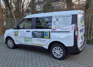 Dienstwagen mit Sponsoringlogos